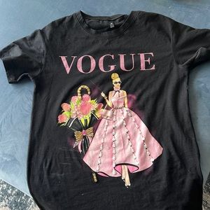 Tshirt size small black vogue